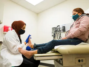 Student Nida Ahmed, DPM '23, assesses client SMU MAG