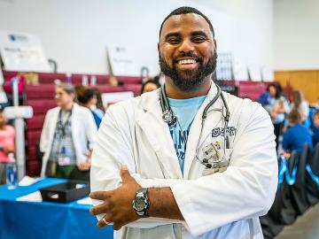Alumnus Aarentino_Smith_DNP-FNP '18 at a community health fair while he was a student