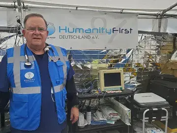 Doug Stone, ABSN ’20, MSN-FNP ’22, helps Ukrainians. 