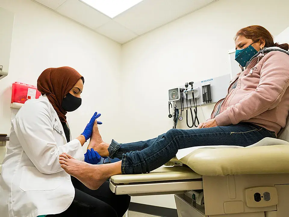 Student Nida Ahmed, DPM '23, assesses client SMU MAG